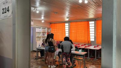 Votação na Escola Dr. Leocadio José Correia flui dentro do programado